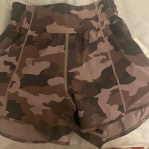 brand new lululemon hotty hotty short in the pattern h6mm/myve